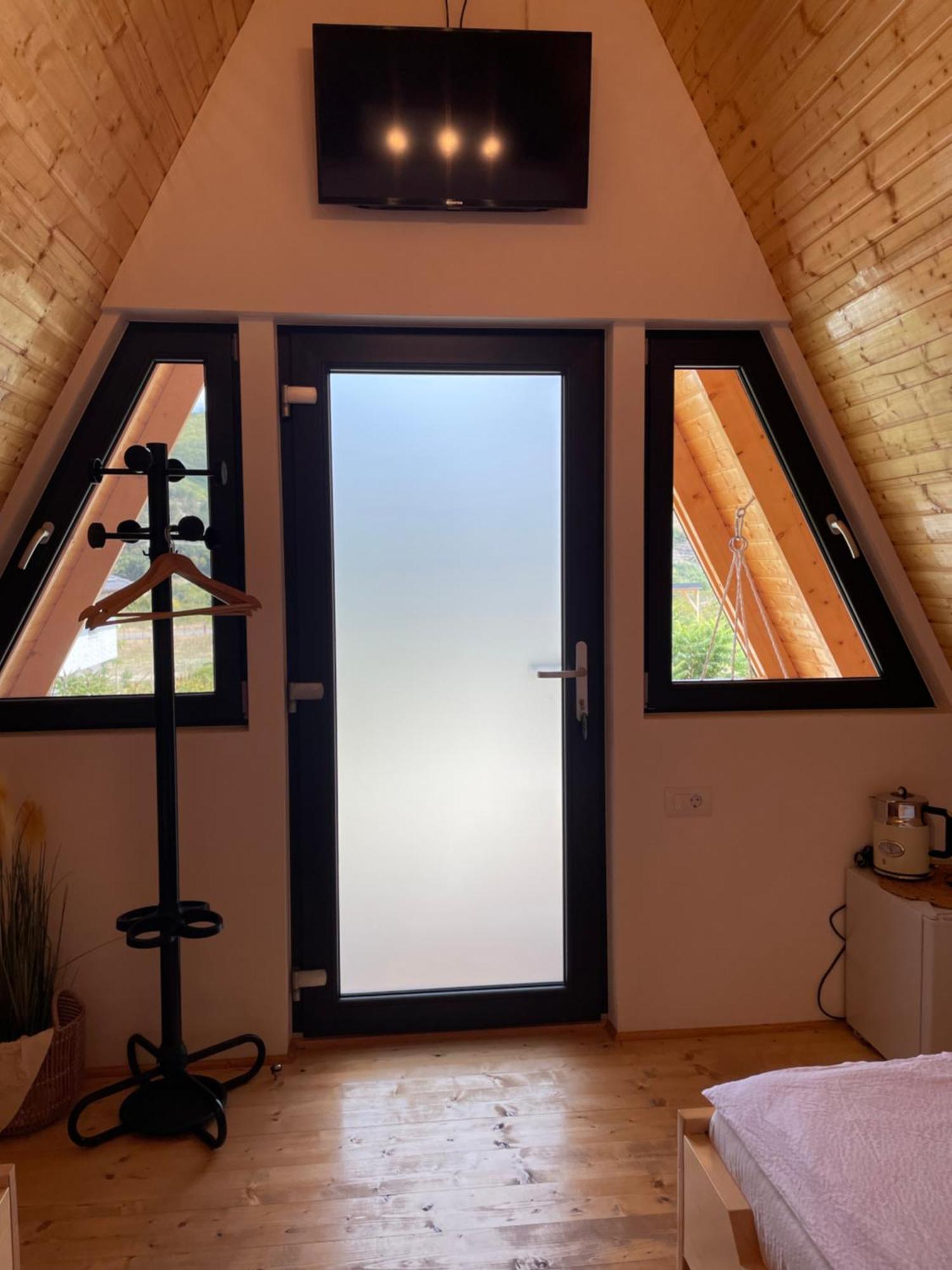 A Frame 1 Transalpina Otel Petresti Dış mekan fotoğraf