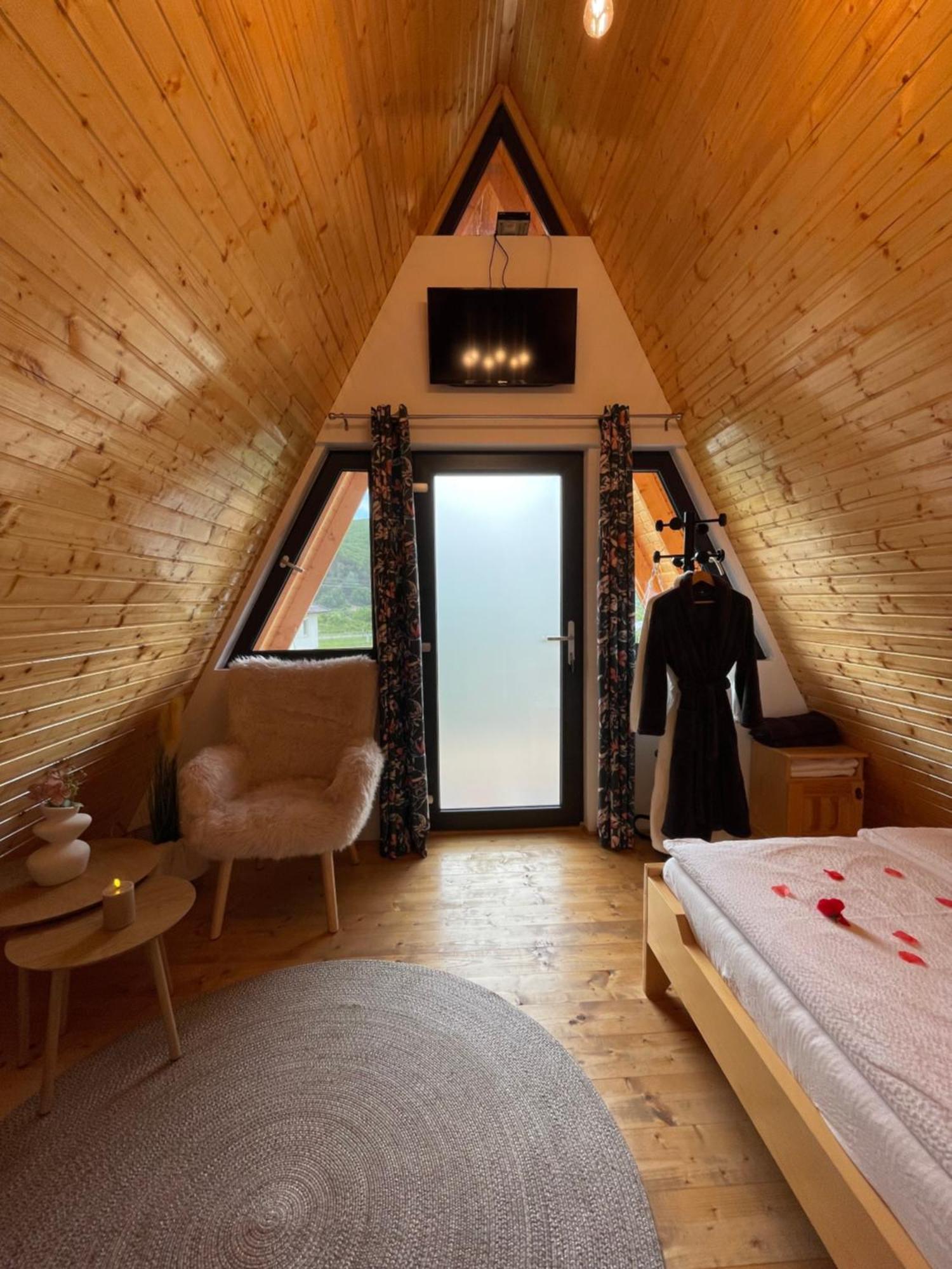 A Frame 1 Transalpina Otel Petresti Dış mekan fotoğraf