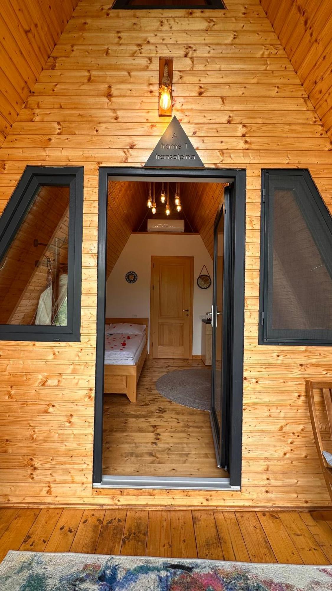 A Frame 1 Transalpina Otel Petresti Dış mekan fotoğraf